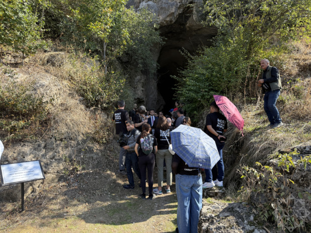Dünyanın 13 ölkəsindən olan səyyahlar Azıx mağarasını ziyarət etdi - FOTO xəbəri üçün şəkil