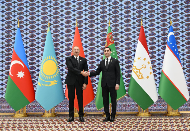 Prezident İlham Əliyev Azərbaycan və Mərkəzi Asiya Dövlət Başçılarının 8-ci Məşvərət görüşündə iştirak etmək üçün “Avaza” Kompleksinə gəlib - FOTO xəbəri üçün şəkil